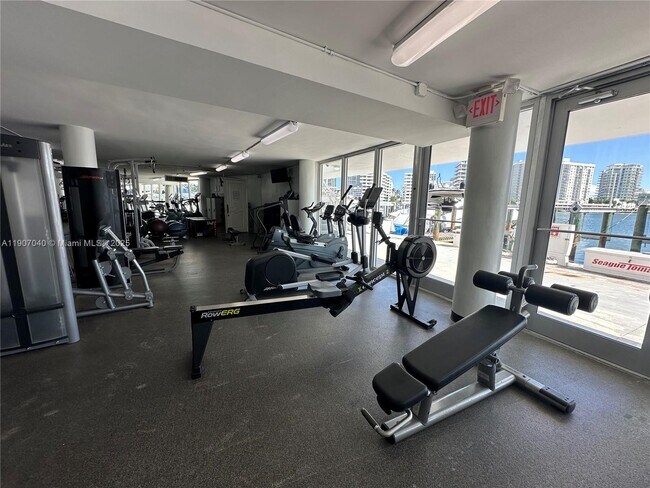 Building Photo - 900 Bay Dr