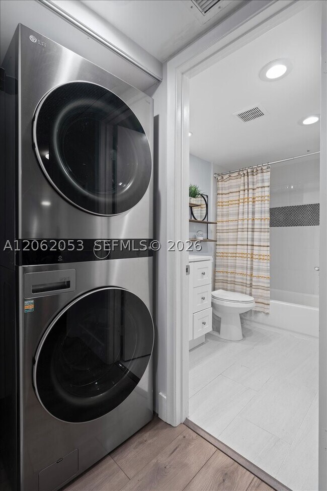 Building Photo - 12500 SW 5th Ct