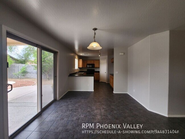 Building Photo - 13921 W Port Royale Ln