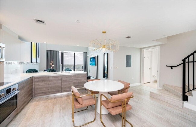 Building Photo - 121 NE 34th St