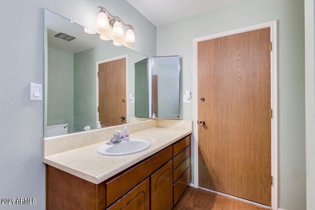 Building Photo - 1536 E Gemini Dr