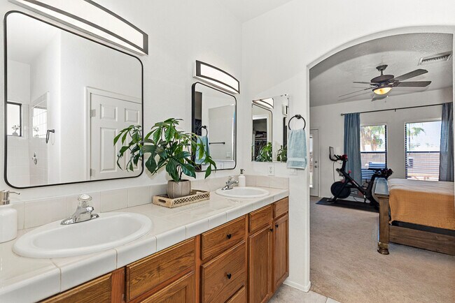 Building Photo - 10213 S Del Rey Dr