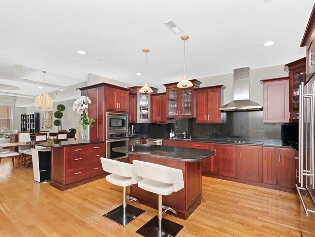 Building Photo - 811 Boylston St