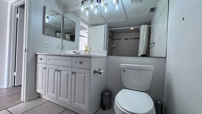 Building Photo - Fully Furnished 1BR/1BA Condo Just 3 Block...