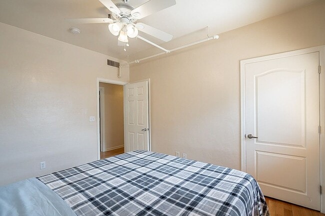 Building Photo - 928 E 6th St