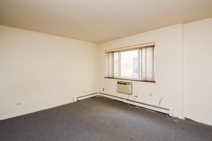 Building Photo - 663 W Grace St