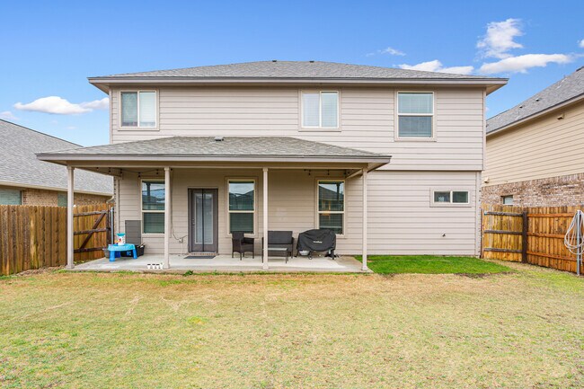 Building Photo - 8914 Hidden Oaks Dr