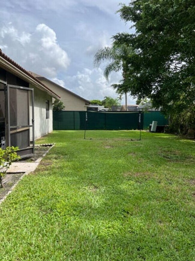 Building Photo - 5136 NW 49th Ave