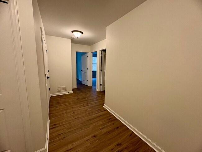 Building Photo - 3 Bedroom 2.5 Bathroom Townhome in Mechanicsburg!