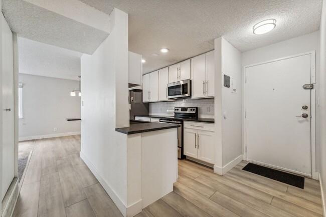 Building Photo - Charming 2BR Condo in Denver
