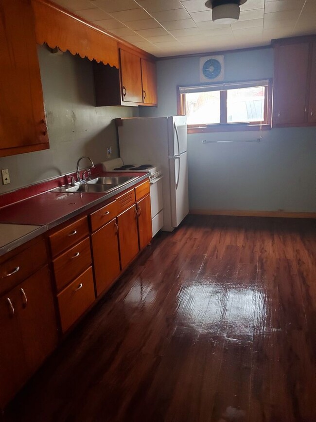 Building Photo - Clean and spacious 1 bedroom house!