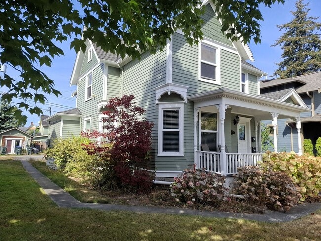 Building Photo - 2321 Elm St