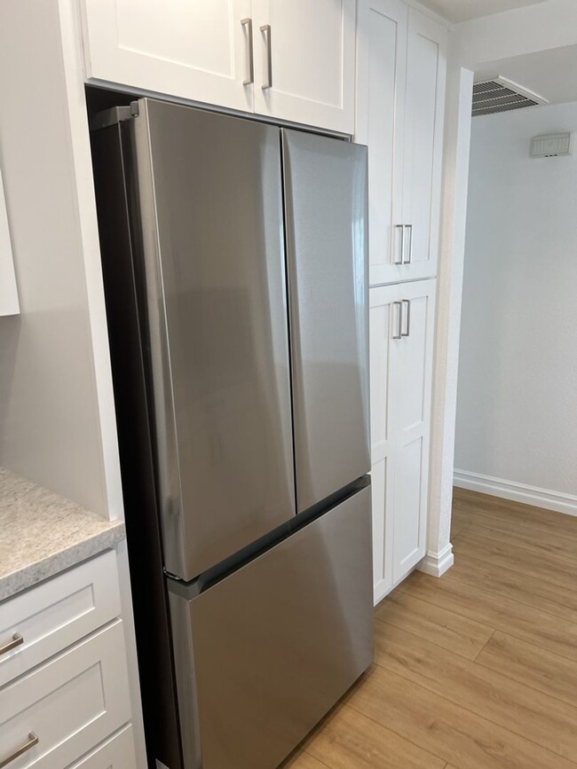 Building Photo - Beautiful 2 bedroom/2 bath end unit condo ...