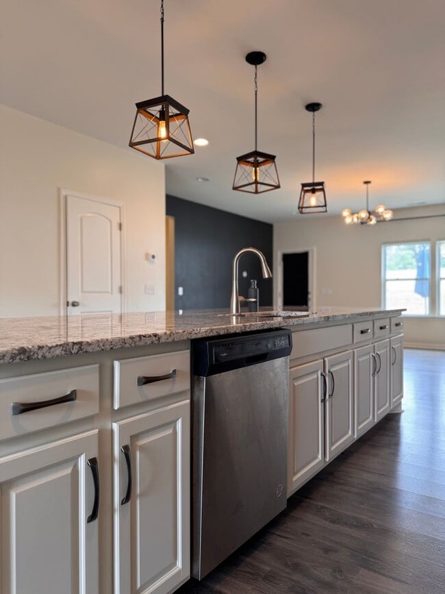 Building Photo - 4BR 2.5Bath Beauty in High Point