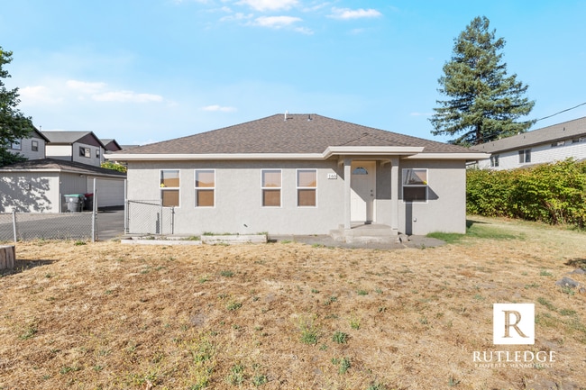 Building Photo - 3 Bedroom House in Central Point!