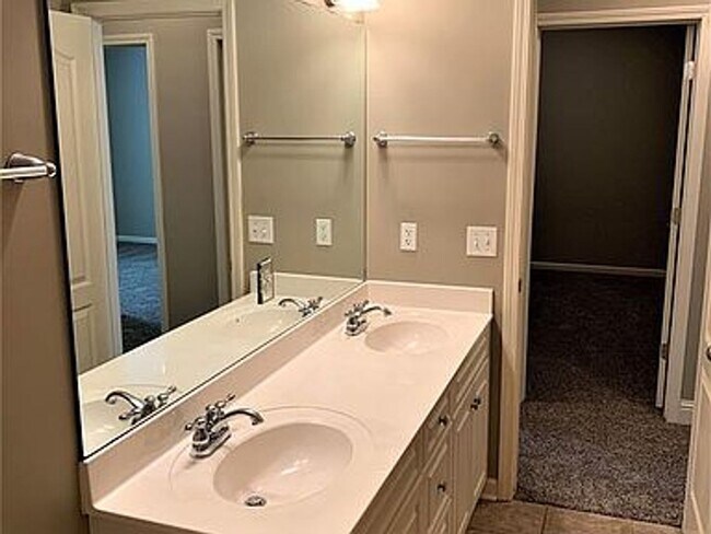 Building Photo - 725 Briarcliff Pl