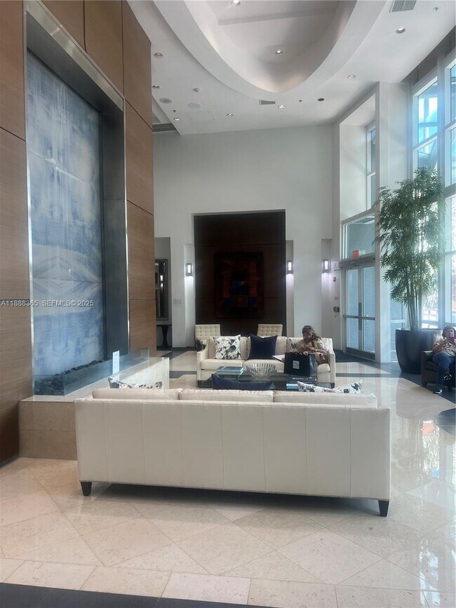 Building Photo - 1155 Brickell Bay Dr