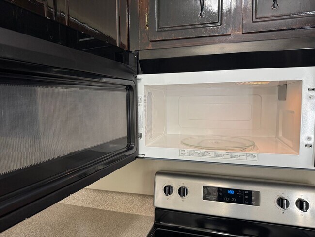 Building Photo - $1425/18 month lease or $1450/12 month lease.