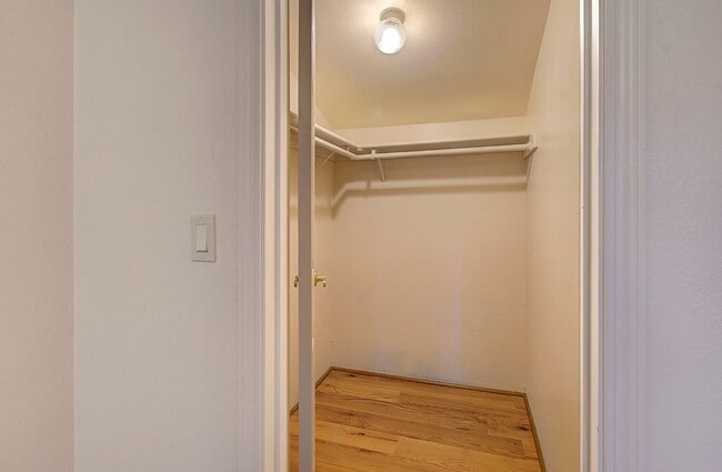 Building Photo - Bright 3 Bedroom 2 Bath Home in Pinebrook! Stainless Appliance Package