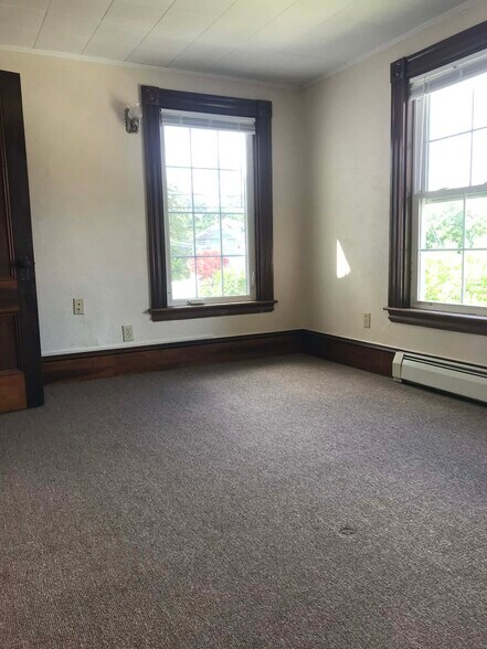 Building Photo - 502 Main St