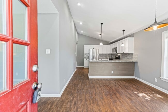 Building Photo - Fully renovated home close to downtown