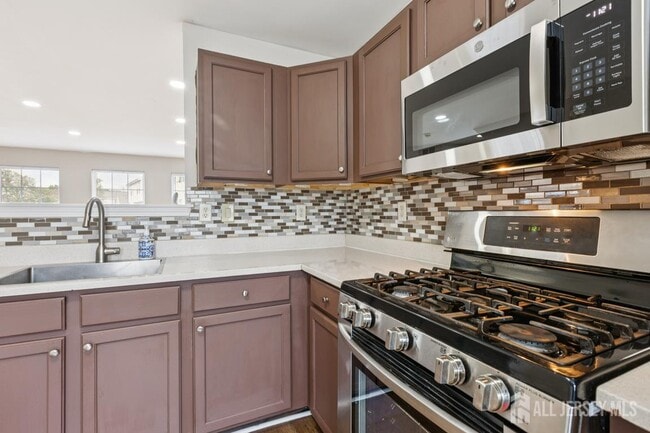 Building Photo - 121 Giera Ct