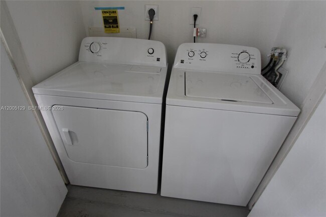 Building Photo - 2890 N Oakland Forest Dr