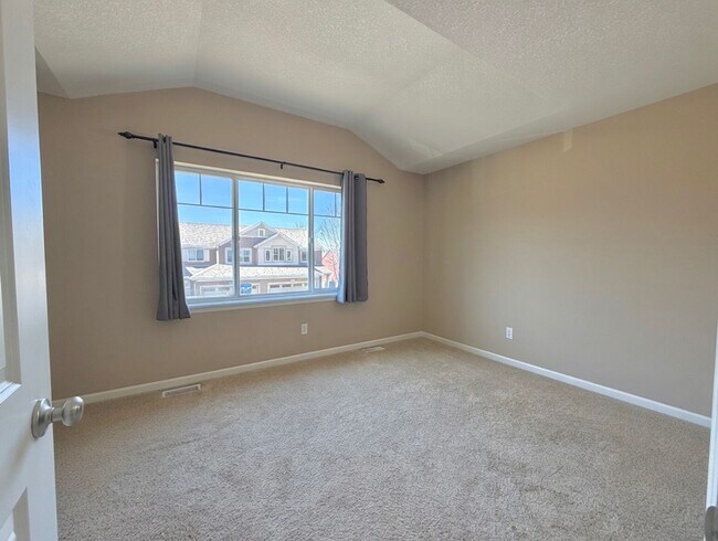 Building Photo - Rare 4 Bedroom End Unit Townhome in The Beautiful Stonemill Farms of Woodbury