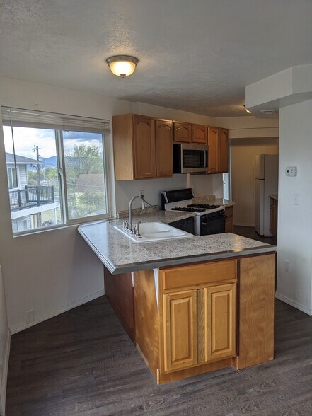 Building Photo - 3118 E MARIETTA AVE APT 2