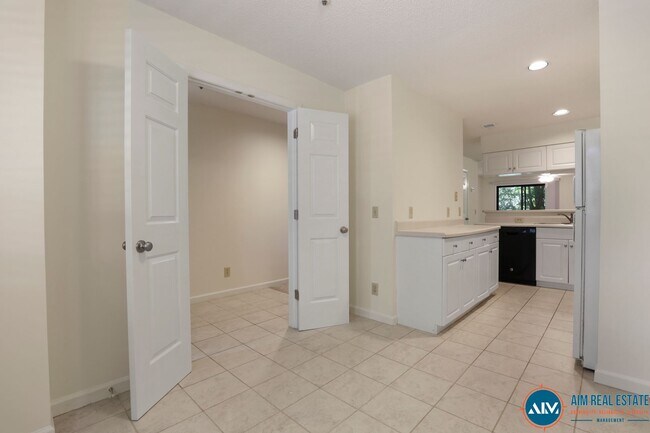 Building Photo - Updated Wyndemere Condo at Yacht Cove – Fr...