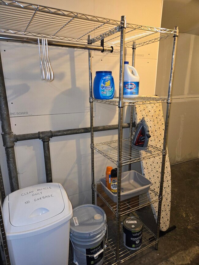 Building Photo - 1213 5th St