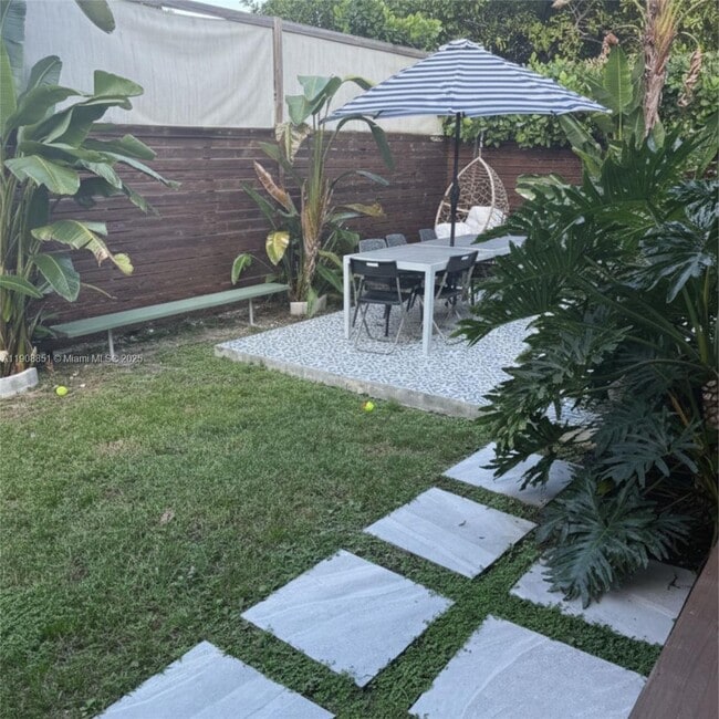 Building Photo - 1345 SW 60th Ct