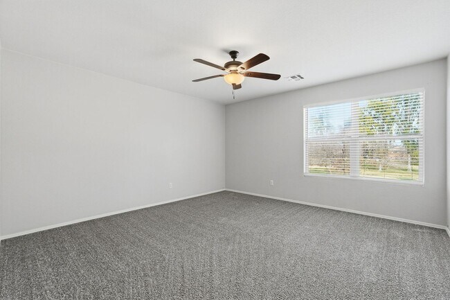 Building Photo - HUGE 6 Bedroom Home - Westgate and Freeways Nearby!