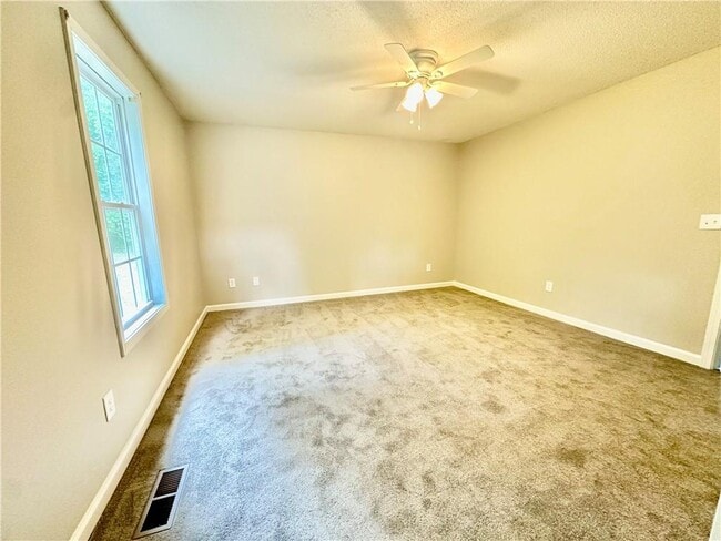 Building Photo - 380 River Trace Dr