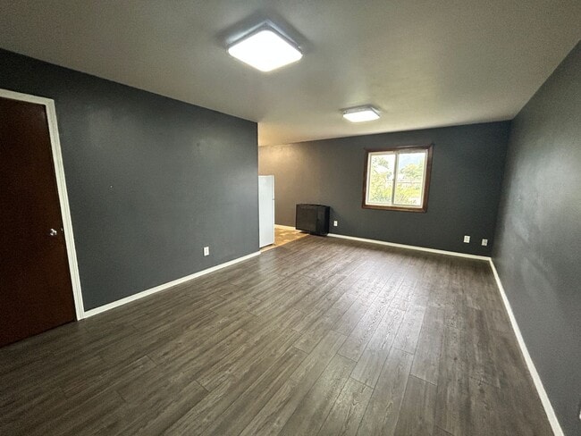 Building Photo - 529 W River Rd