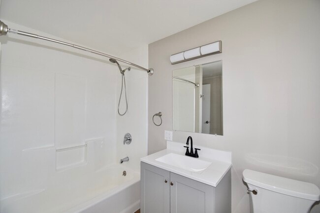 Building Photo - 72 Center St