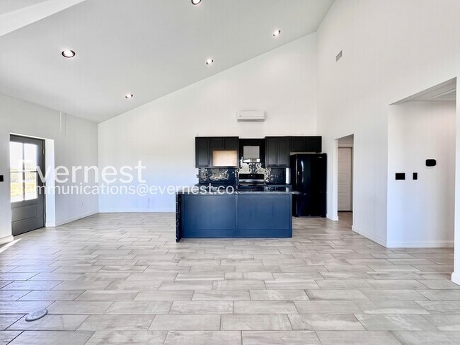 Building Photo - 2 Bed, 2 Bath Home with Garage / Pet-Friendly / Available Now!