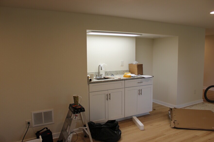 Wet bar - N60W15751 Hawthorne Dr