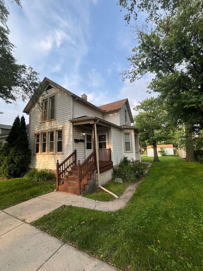 Building Photo - 4611 Pine Ave