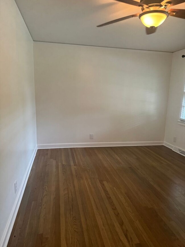 Building Photo - Price & Location!