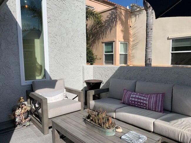Building Photo - Coastal Living at Its Best | 3 Bed + 2 Bat...