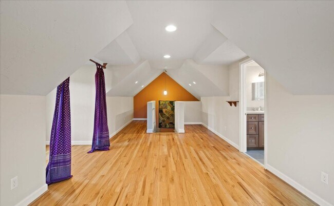 Building Photo - Bright and Spacious Home on Cascades Rd