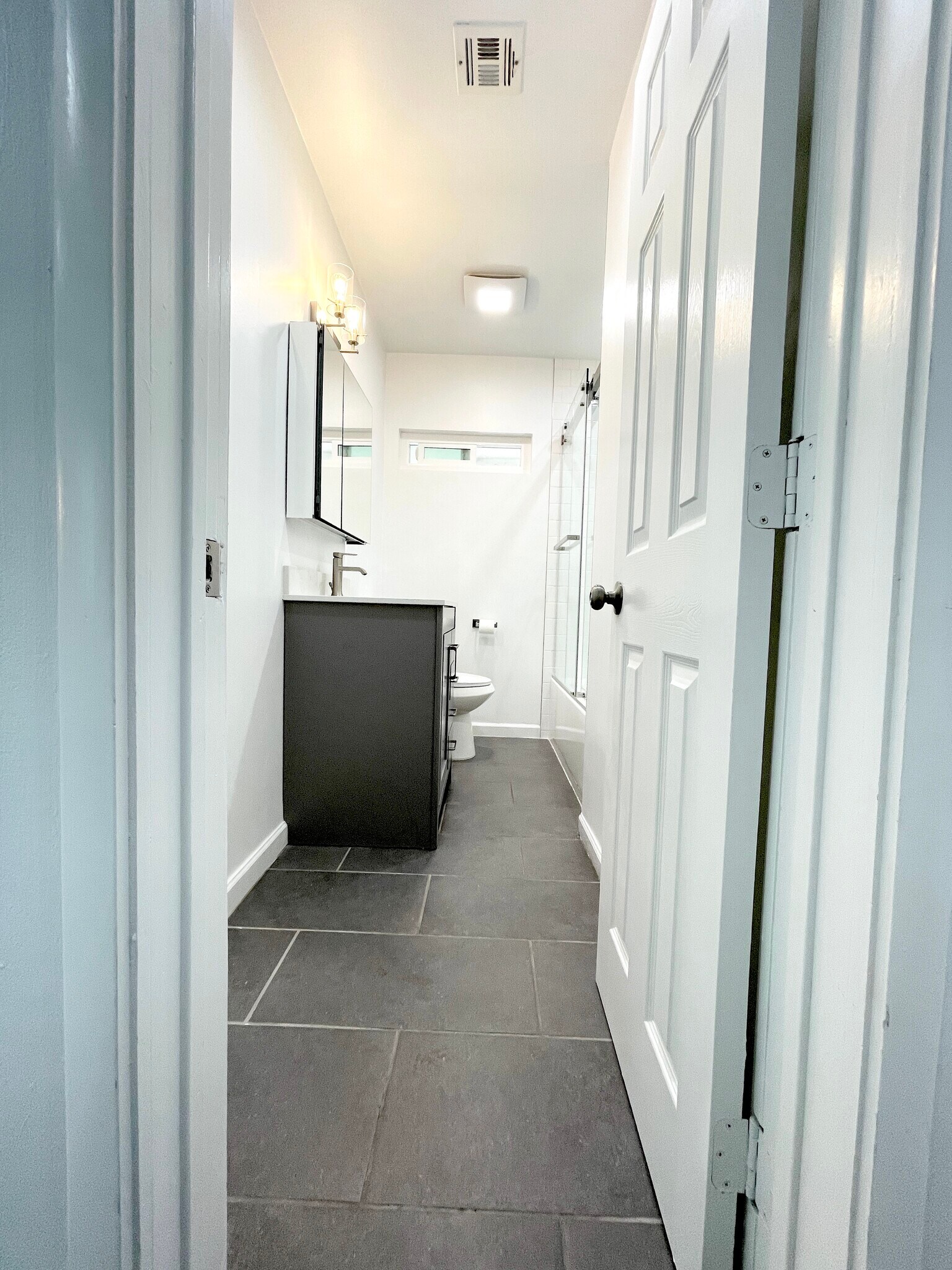 Hallway Bathroom - 5457 Beck Ave