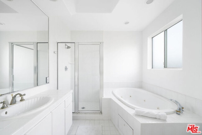 Building Photo - 1325 Arizona Ave