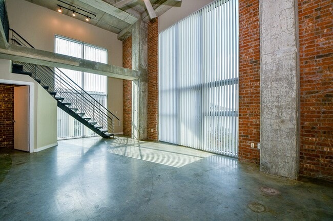 Building Photo - 2000 Bagby St