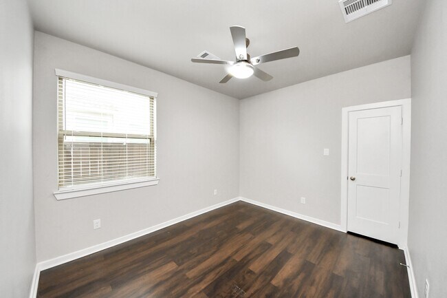 Building Photo - 9762 Soto St