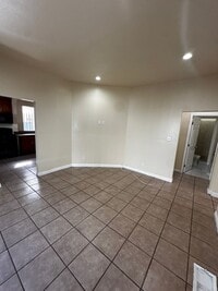 Building Photo - 750 E 40th Pl