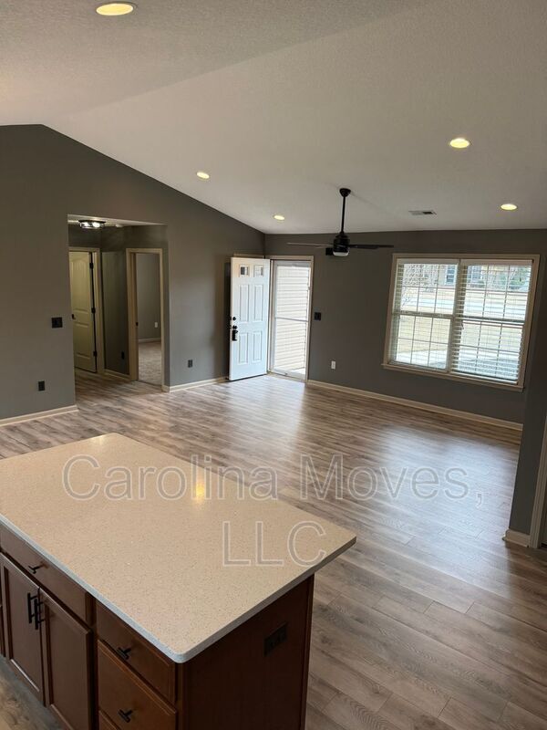 Building Photo - 208 Sleepy River Rd