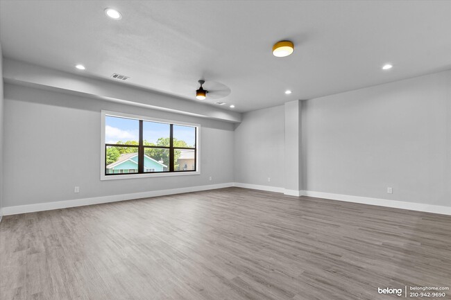 Building Photo - 810 Iowa St