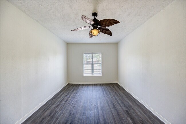 Building Photo - 9811 Shadydale Ln